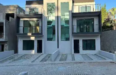 Situadas em uma área nobre da granja viana, proporcionam conforto e bem-estar em meio à natureza, com segurança 24 horas