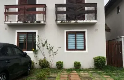Linda casa com 02 dorms rica em planjedos em todos os ambientes