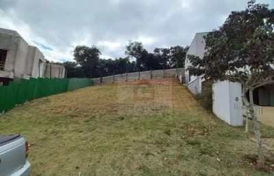 Lindo terreno com suave aclive, ideal para construir a casa dos seus sonhos em um dos condomínios mais desejados da região.