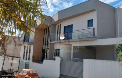Sobrado de esquina, imponente e muito bem posicionado em um dos pontos mais altos do condomínio