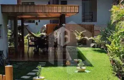 Casa a venda em praia do forte no condomínio alto da enseada. 440m² de terreno e 136m² de área construída; são 3 quartos, suítes, varanda e quintal.