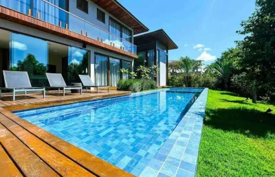 Exclusividade em praia do forte! casa 100% mobiliada no condomínio praia bella | piscina, espaço gourmet e lazer completo!