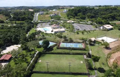 Fazenda real - simões filho. condomínio fazenda. lote com 731m² - plano.