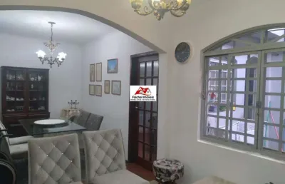 Casa de 170m² com 3 dorm., sendo 2 suites, 1 com hidro, 2 salas, copa, cozinha, 1 vaga e terraço gourmet com edícula 5.500,00/mês - v. invernada/sp