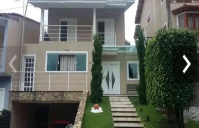 Sobrado a venda no renomado condomínio aruã, com 4 quartos sendo suítes, 3 salas, cozinha planejada, piscina, forno de pizza. por r$: 1.200.000 .
