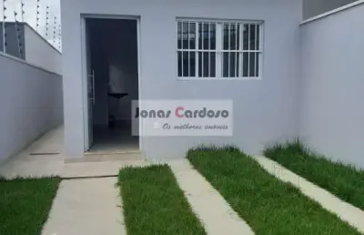 Casa térrea na vila suissa, 101m², aceita financiamento, 3 quartos, sala e cozinha conceito aberto, salão gourmet com wc. r$: 580 mil. mogi das cruzes