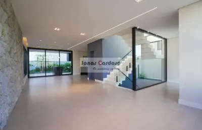 Casa de luxo em cond. no bella cittá, 4 suítes, sendo 3 com closet, 4 vagas com fulget; estuda permuta até 30% valor e parcelamento. por r$: 2.590.000
