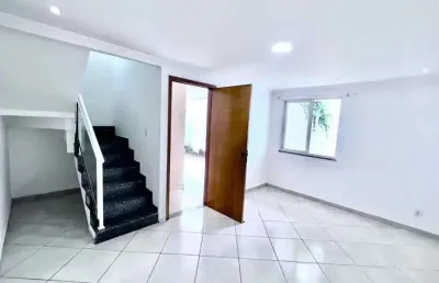 Casa em condomínio fechado com 2 quartos à venda na rua isis, curicica, rio de janeiro, 110 m2 por r$ 369.000