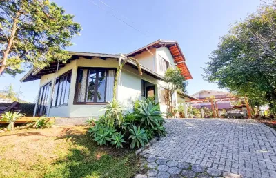 Excelente casa com 3 quartos (1 suíte) à venda no bairro glória em joinville - sc por r$ 1.275.000,00.