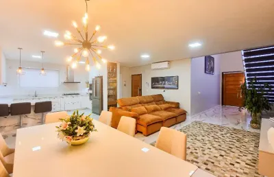 Maravilhoso sobrado em condomínio fechado com 3 suítes à venda no bairro saguaçú em joinville - sc de r$ 2.890.0000,00 por r$ 2.390.000,00.