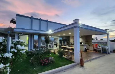 Casa de alto padrão com 4 suítes em conjunto residencial com controle de acesso