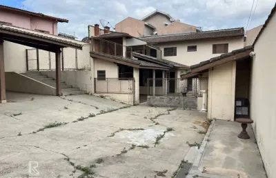 Casa com um dormitório, sala, cozinha, banheiro, churrasqueira e canil com vários boxes