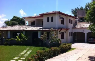 Casa em condomínio à venda em vilas do atlântico, lauro de freitas-ba: 5 suítes, 4 salas, 7 banheiros, 5 vagas e 600m² de área.