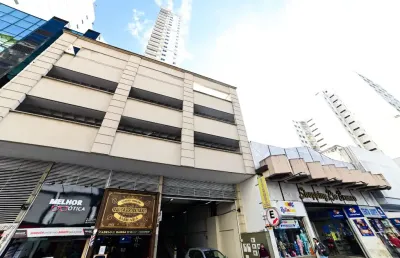 Apartamento com 1 dormitório e 1 vaga para alugar no centro.