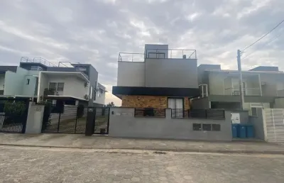 Condomínio fechado com pátio privativo 175 mt rua sem saída.