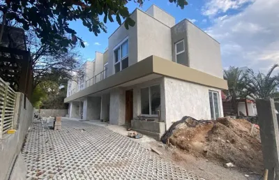 Casa geminada em condomínio fechado com pátio privativo