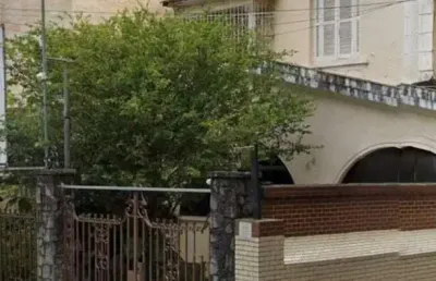 Alugas-se casa - sobrado com 04 dormitórios no bairro de boqueirão em santos