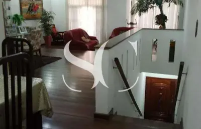 Vende-se casa sobreposta alta de 03 dormitórios sendo 01 suíte no bairro de embaré em santos-sp