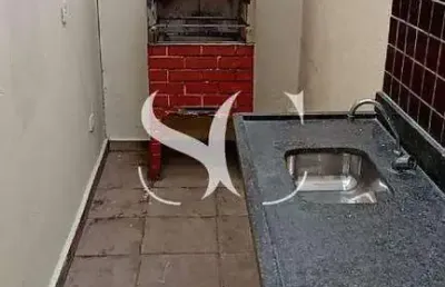 Vende-se casa sobreposta baixa com 03 dormitórios no bairro de marapé em santos