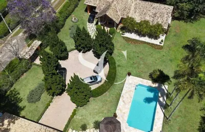 Aluga-se excelente casa em condomínio fechado em ibiúna