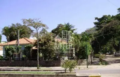 Casa com 5 quartos e amplo terreno a poucos passos da praia – itacoatiara, niterói
