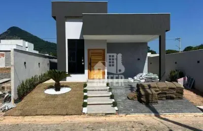 Casa linear com 3 quartos (1 suíte), pé direito duplo e quintal – condomínio com lazer em maricá