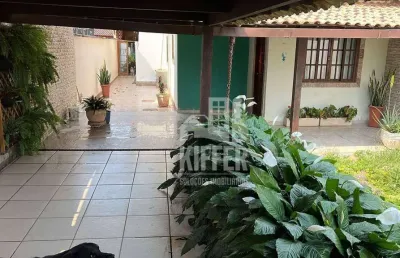 Casa linear com 3 quartos e área gourmet na praia de itaipuaçu – terreno amplo, 2 vagas – r$ 495.000,00
