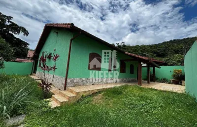 Casa com 3 quartos (1 suíte), varanda e garagem para 5 carros – excelente localização