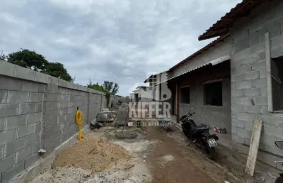 Casa 2 quartos com suíte e gourmet a 10min da praia