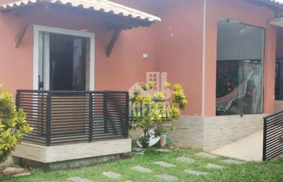 Casa térrea com 2 quartos (1 suíte), quintal amplo com pomar – arquitetura moderna e muito estilo!