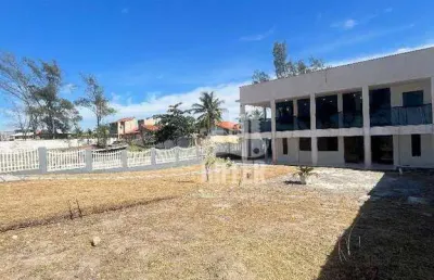 Casa pé na areia com 4 suítes, duas salas e garagem para 5 carros – frente para o mar