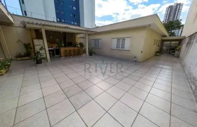Casa térrea com salão comercial no centro de suzano/sp; diversos cômodos e amplo quintal
