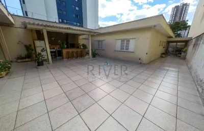 Casa térrea com salão comercial no centro de suzano/sp; diversos cômodos e amplo quintal