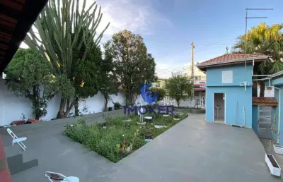 Casa térrea de esquina com 2 dormitórios, sendo 1 suíte; 3 vagas de garagem; quintal amplo; área gourmet; no bairro de calmon viana em poá/sp.