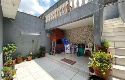 Casa térrea com 2 quartos, sendo 1 suíte; sala; cozinha; banheiro; quintal; churrasqueira; e 2 vagas cobertas; no bairro vila colorado em suzano/sp.