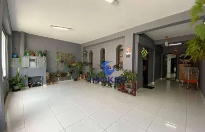 Sobrado em suzano/sp; 3 dormitórios, sendo 1 com varanda; 2 banheiros; 2 vagas cobertas; quintal; área de serviço coberta.