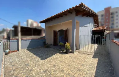 Sobrado próximo ao centro de suzano/sp; 3 dormitórios (1 com varanda); 2 banheiros; quintal; 2 vagas cobertas.