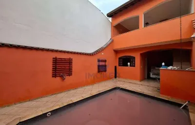 Sobrado fora de condomínio; 3 dormitórios (1 suíte); 2 vagas; no bairro calmon viana, poá/sp.