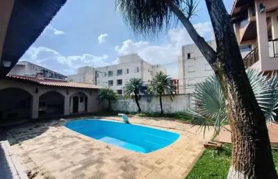Casa com piscina, no bairro caxangá, suzano/sp; 4 quartos; 8 vagas