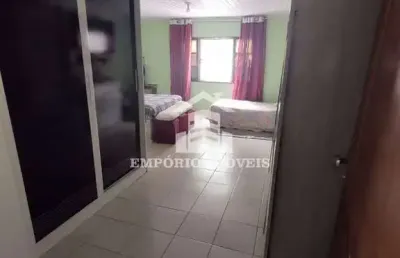 Aluga se um sobrado com duas casas com dois dorms  e garagem p/ dois carros