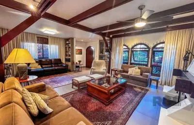 Casa 3 dormitórios, suíte, lareira, churrasqueira,, pátio, vaga garagem com 309 m² privativos.