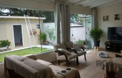 Casa de 155m² com 2 quartos, suíte, 2 vagas de garagem, no bairro jardim europa, porto alegre/rs