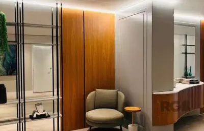 Apartamento com 2 suítes, churrasqueira, lavabo, vaga de garagem, mobiliado, no centro de torres/ rs.
