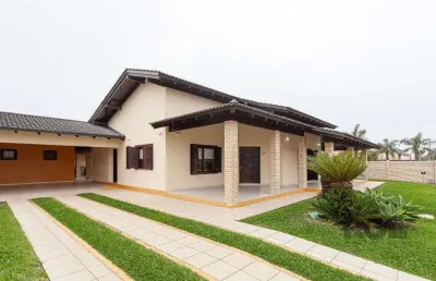 Casa com 4 quartos, suítes, espaço gourmet, piscina, vaga de garagem, no centro de torres/rs