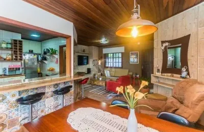 Casa de 2 dormitórios, piscina, churrasqueira e 2 vagas de garagem no bairro hípica