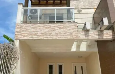 Bela casa três dormitórios localizada nos altos do bairro guarujá