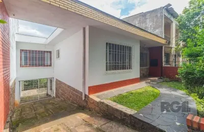 Casa com 3 quartos à venda na Rua Cidade de Uberlândia, --, Jardim Europa, Porto Alegre