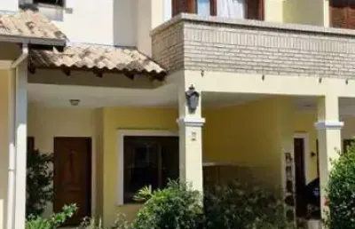 Sobrado com três dormitórios no condoínio residência jardim verde ipanema.