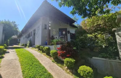 Casa em lindo terreno alto ao nível da rua medindo 10 × 32 onde consta uma residência térrea com 136m2 de área privativa,