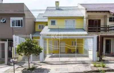 Uma suíte, estar íntimo, living 2 ambientes, lareira, lavabo, cozinha mobiliada,